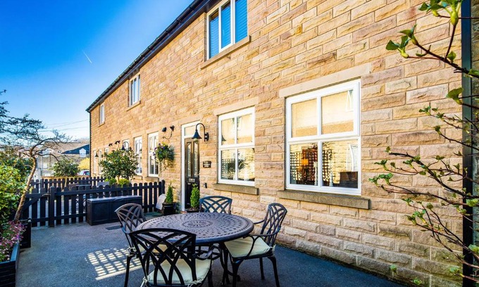 Buxton House | Buxton centre cosy cottage with free secure parking