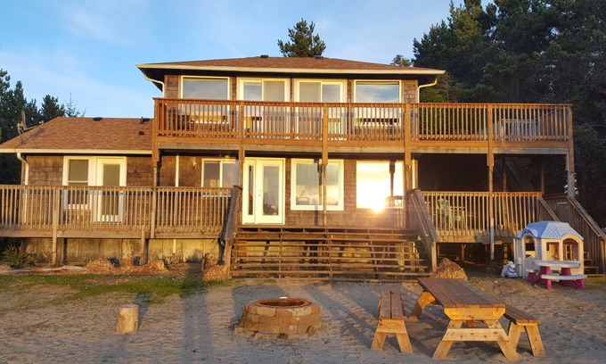 Long Beach House | Buy 2 get 3rd night FREE Nov 2025- March 2026 Oceanfront Home With Beach Access!
