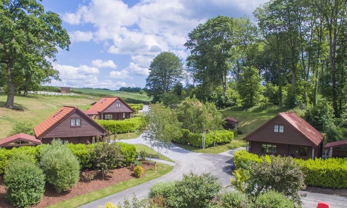 Pickering Ski Chalet | Buzzard Lodge - sleeps 4 | Hot Tub, Dog Friendly | 4* Gold Award