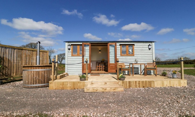 Crediton Cottage | BUZZARDS, romantic, character holiday cottage in Morchard Bishop
