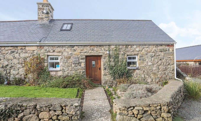 Nefyn Cottage | BWTHYN BACH, pet friendly, character holiday cottage in Nefyn