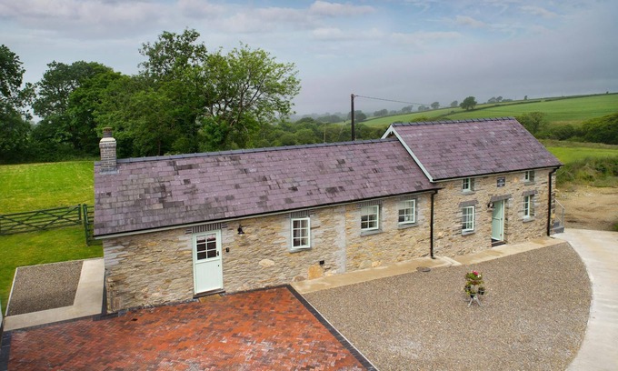 Crymych Cottage | Bwthyn Briallen, Crymych