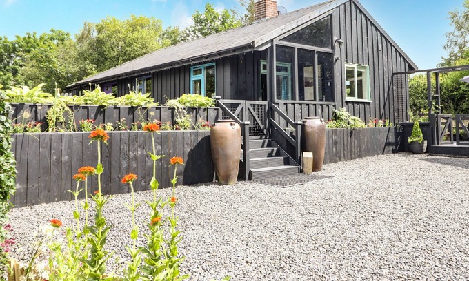Llanfair Caereinion Cabin | BWTHYN CERRIDWEN, pet friendly, with hot tub in Llanfair Caereinion