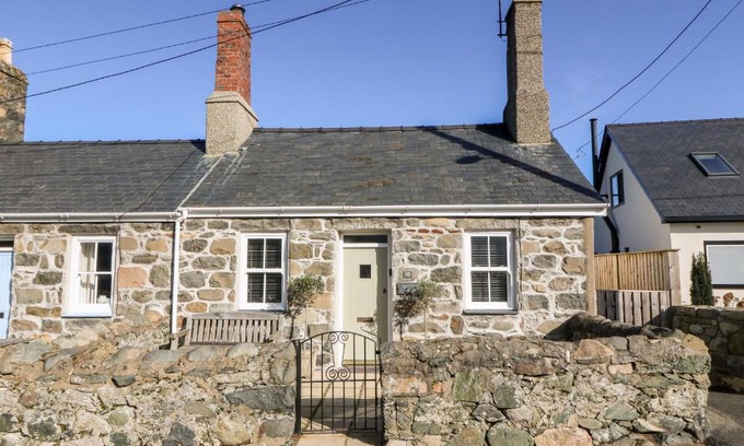 Edern House | Bwthyn Cerrig Man Pebble Cottage