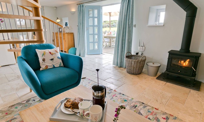 Llanfaethlu Apartment | Bwthyn Derwen - a coastal that sleeps 4 guests in 2 bedrooms