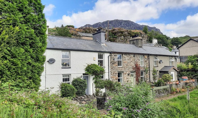 Tanygrisiau Cottage | BWTHYN HEDDYCHLON, pet friendly, with open fire in Blaenau Ffestiniog