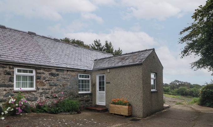 Llanystumdwy Cottage | BWTHYN, pet friendly, with a garden in Criccieth
