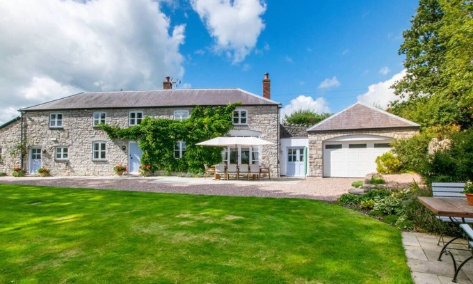 Denbigh House | Bwthyn Ystrad in the beautiful Denbigh