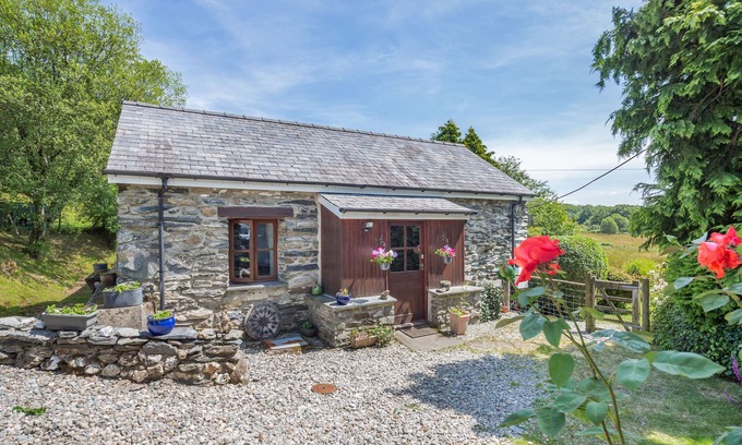 Beddgelert Cottage | BWYTHYN Y WENNOL, pet friendly, with a garden in Beddgelert
