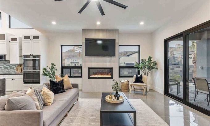 Hurricane House | By Sand Hollow, Rooftop Patio & Private Hot tub!