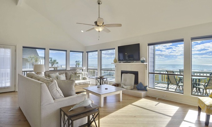Kahala Beach Estates House | By the Sea