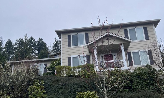 Eugene House | By UofO, Autzen, Hayward, Campus. Quiet big beautiful 2 story family home 4 beds