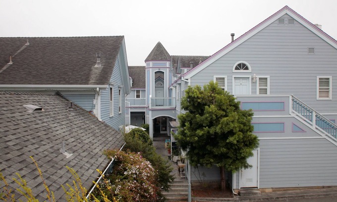 Half Moon Bay Bed & Breakfast | BytheSea Inn