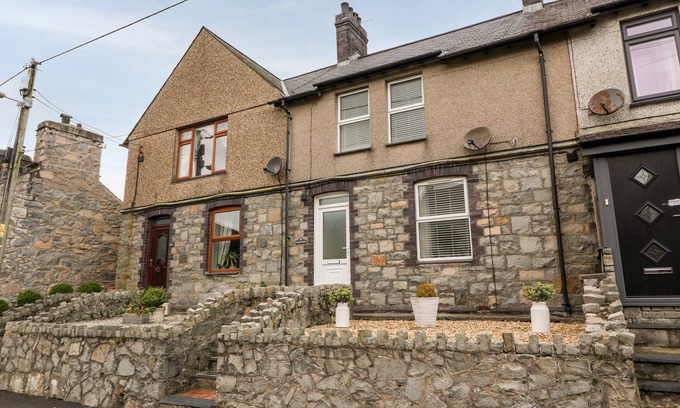 Trefor Cottage | BYTHYNNOD NEWYDD, pet friendly, country holiday cottage in Trefor