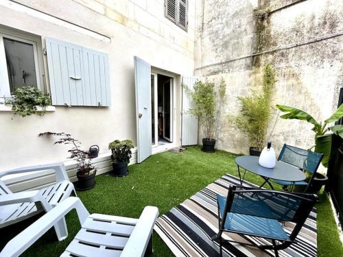 Rochefort Apartment | Côté Cour - Appartement en plein centre-ville & proche des thermes
