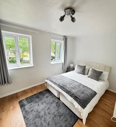 East Wickham Apartment | C&S Luxe - Work & Explore - London, Greenwich, 02 arena, Nature views, Free Parking & Park retreat