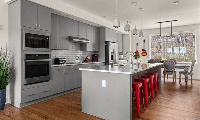 Hermitage Condo | C10 ~ 3 Master Suites ~ Close to BNA ~ 15 Mins to Downtown & Gulch ~ Smart TVs ~ Free Garage Parking
