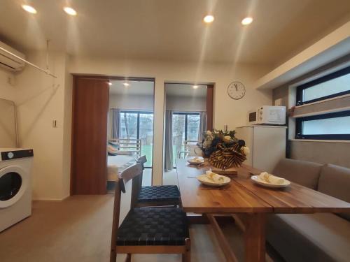 Honmachi Apartment | C2 Shibuya new hotel, 2 bedrooms and 1 living room, 7 mins to ST Max 6P 渋谷全新酒店 全新装修 两室一厅 交通中心 车站7分钟 最大6人 直达新宿 涉谷 表参道 品川 池袋 上野 代代木 银座 原宿