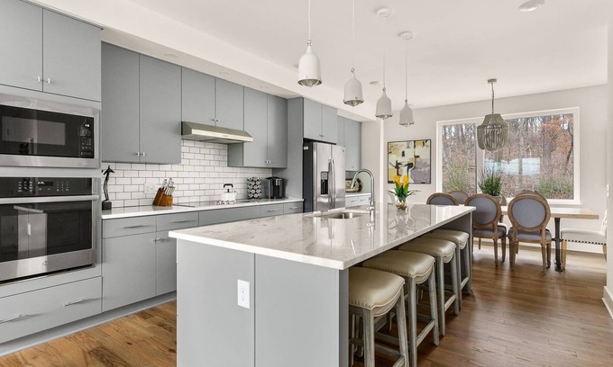 Hermitage Condo | C9 ~ 3 Master Suites ~ Near BNA ~ 18 Mins to Downtown & Gulch ~ Smart TV's ~ Free Garage Parking