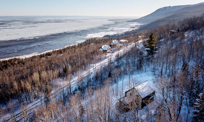 Petite-Riviere-Saint-Francois Cottage | The Lo - river vue/hot tub/electric charging station