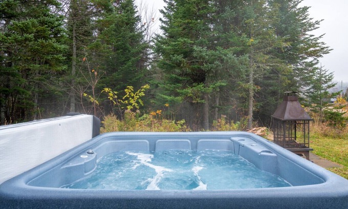 Petite-Riviere-Saint-Francois Cottage | Chalet Érables | 3 Bedrooms | Hot Tub | Sleeps 8