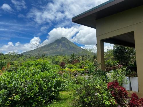 Arenal Hot Springs Apartment | Cabaña Buganvilia Jardines & Volcán