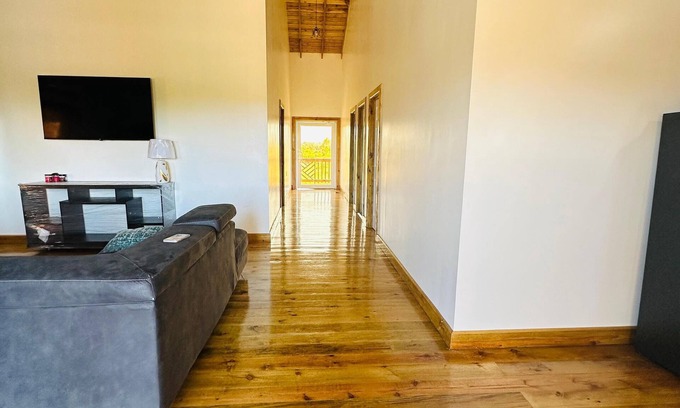 Colon House | Cabaña de Playa en Puerto Castilla con 3 Habitaciones King y 2 Baños