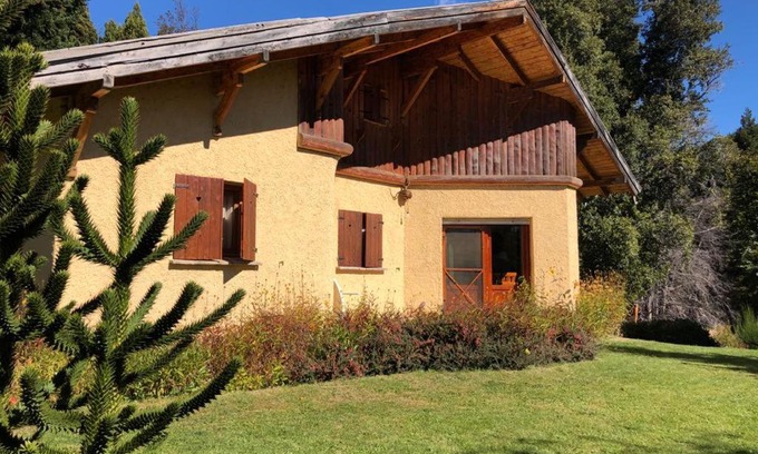 Villa Traful Ski Chalet | Cabaña en Traful, hermoso parque, parrilla e internet STARLINK