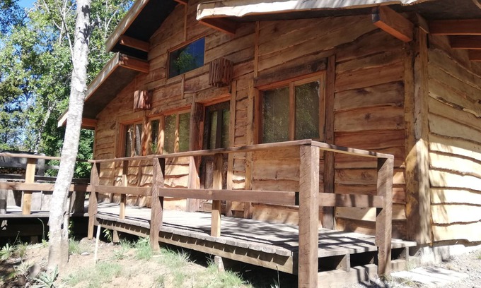 Pucon House | Cabaña rústica 2 maravillosa,con troncos nativos, con orilla de Río Trancura