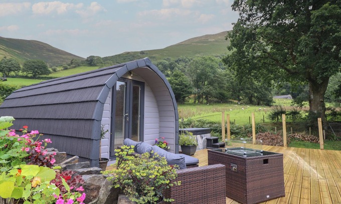Dinas Mawddwy Cottage | CABAN TIRION, romantic, with hot tub in Dolgellau