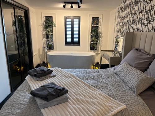 Chwilog Ski Chalet | Caban Y Tan Ffawydd Luxury couples retreat with private Wood Fired Hot Tub