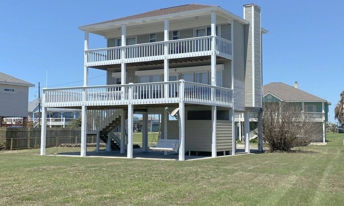 Crystal Beach House | Cabana Che 2 Bedroom Home by RedAwning