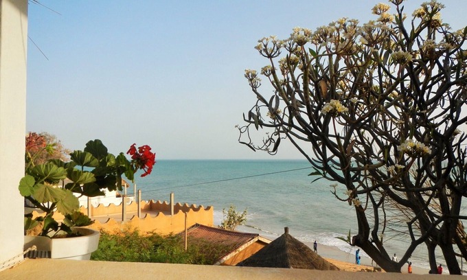 Popenguine House | Cabano Alberte: large terrace facing the beach, pension
