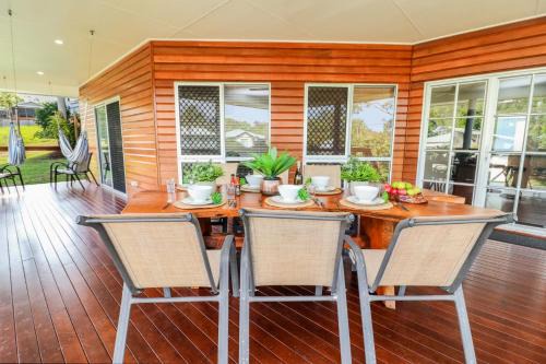 Agnes Water House | Cabbage Palm Lodge - air conditioned home in town area
