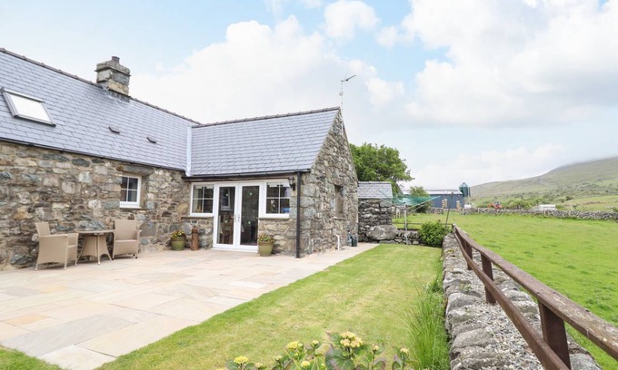 Dyffryn Ardudwy Cottage | Cabin ∙ 1 bedroom ∙ 2 guests