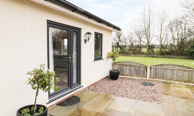 Thornton-Cleveleys Cottage | Cabin ∙ 1 bedroom ∙ 2 guests