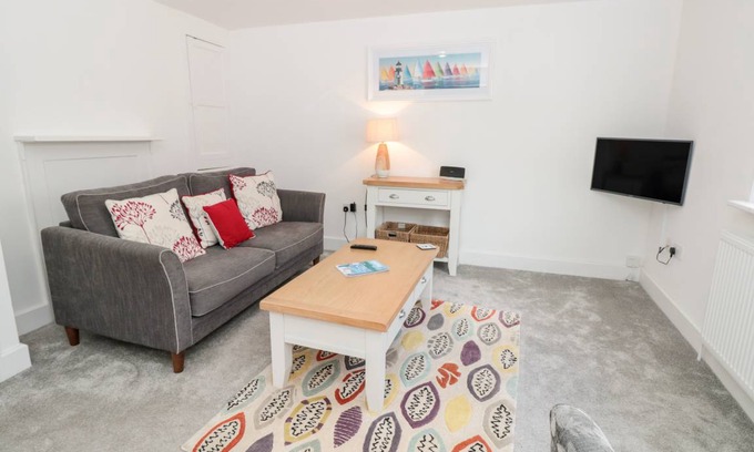 Dartmouth Cottage | Cabin ∙ 1 bedroom ∙ 2 guests