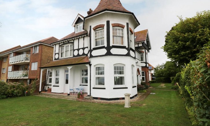 Frinton-on-Sea Cottage | Cabin ∙ 2 bedrooms ∙ 4 guests