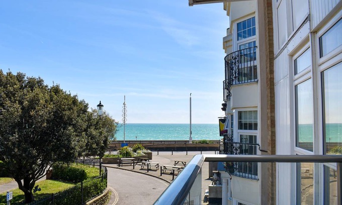 Bognor Regis Cottage | Cabin ∙ 2 bedrooms ∙ 4 guests