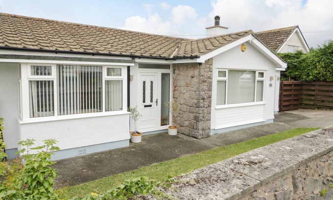 Benllech Cottage | Cabin ∙ 2 bedrooms ∙ 4 guests