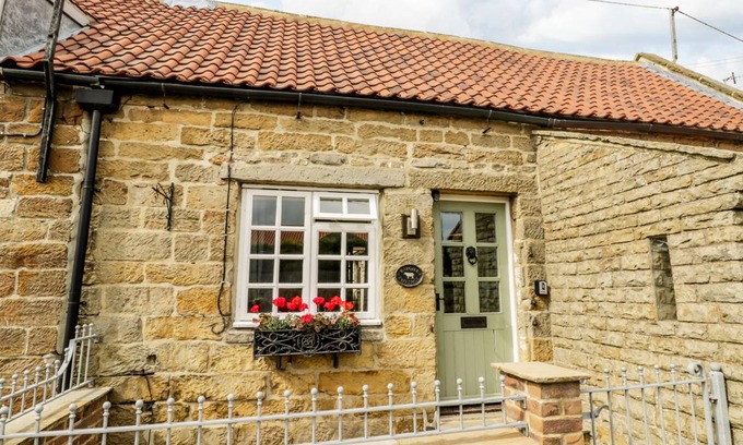 Sneaton Cottage | Cabin ∙ 2 bedrooms ∙ 4 guests