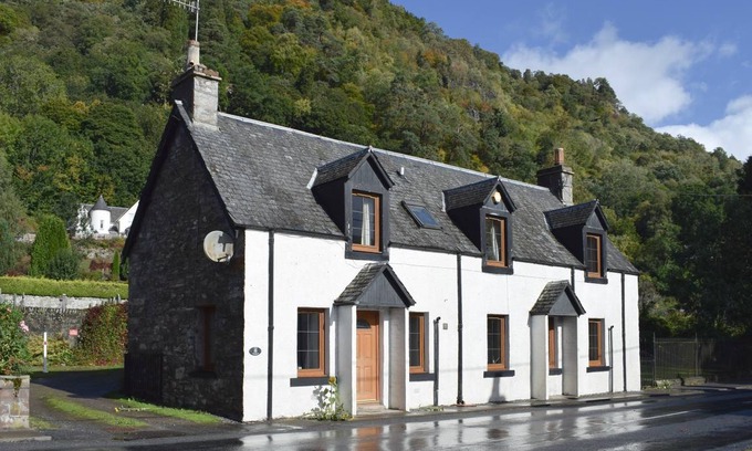 Weem Cottage | Cabin ∙ 2 bedrooms ∙ 4 guests