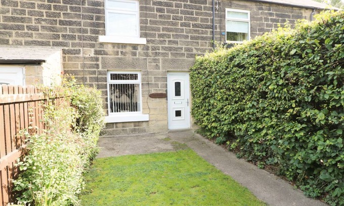 Beeley Cottage | Cabin ∙ 2 bedrooms ∙ 3 guests