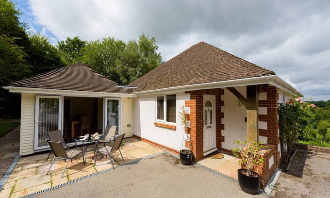 Buxted Cottage | Cabin ∙ 3 bedrooms ∙ 5 guests