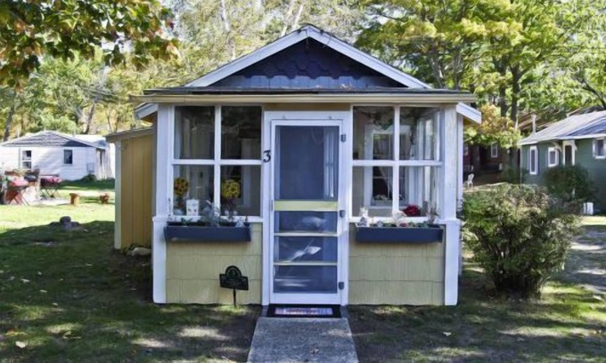 Carp Lake Cabin | Cabin #3 - Chantilly by RedAwning
