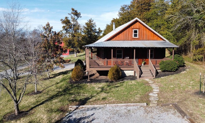 Shelbyville Cabin | Cabin 3 miles outside of Shelbyville, TN city limits
