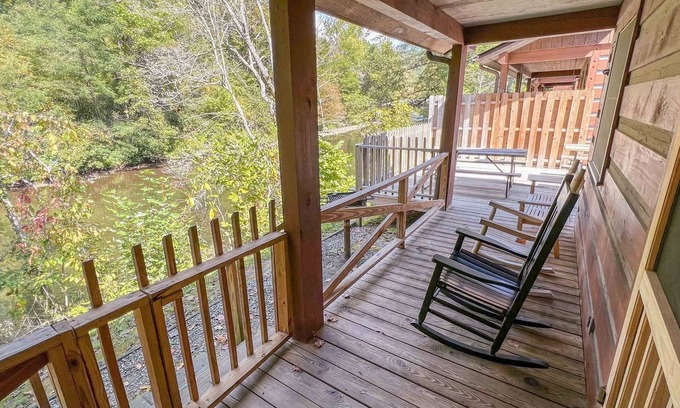 Cherokee Cabin | Cabin #3 - Riverfront w/Gas Fireplace and more!