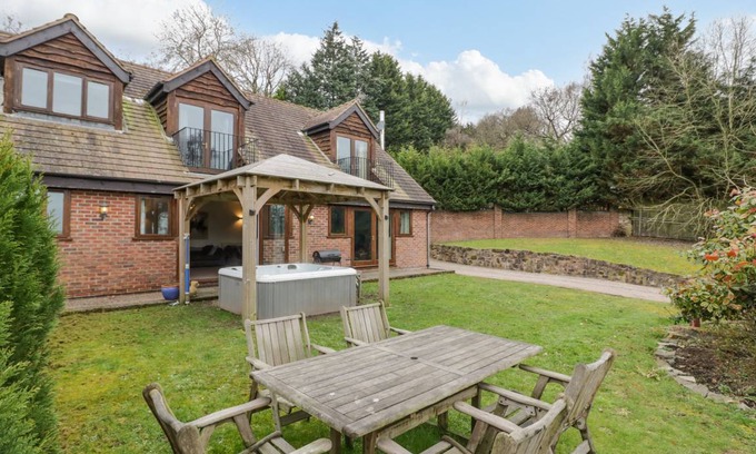 Shatterford Cottage | Cabin ∙ 4 bedrooms ∙ 12 guests