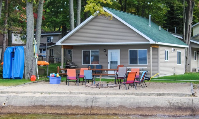 Houghton Lake Resort | Cabin 5 - Cozy 3-bedroom lakefront.