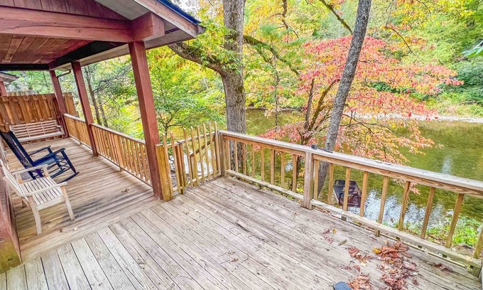 Cherokee Cabin | Cabin #6 - Riverfront w/Gas Fireplace & more!